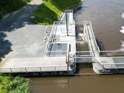 Luftbild fertig gestellte Fischschleuse landseitig der Wasserkraftanlage